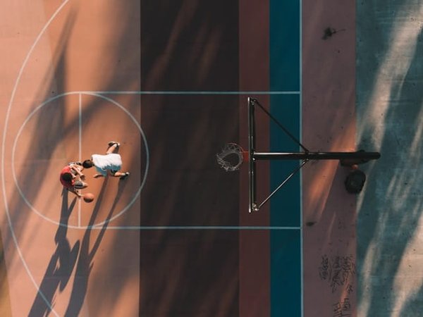 Comment les basketteurs peuvent-ils travailler efficacement leur timing pour les rebonds offensifs ?