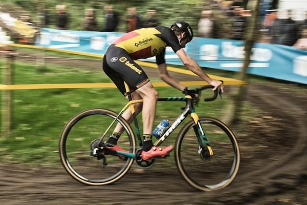 Quel type de freinage est le plus efficace pour un vélo de cyclocross en conditions boueuses?